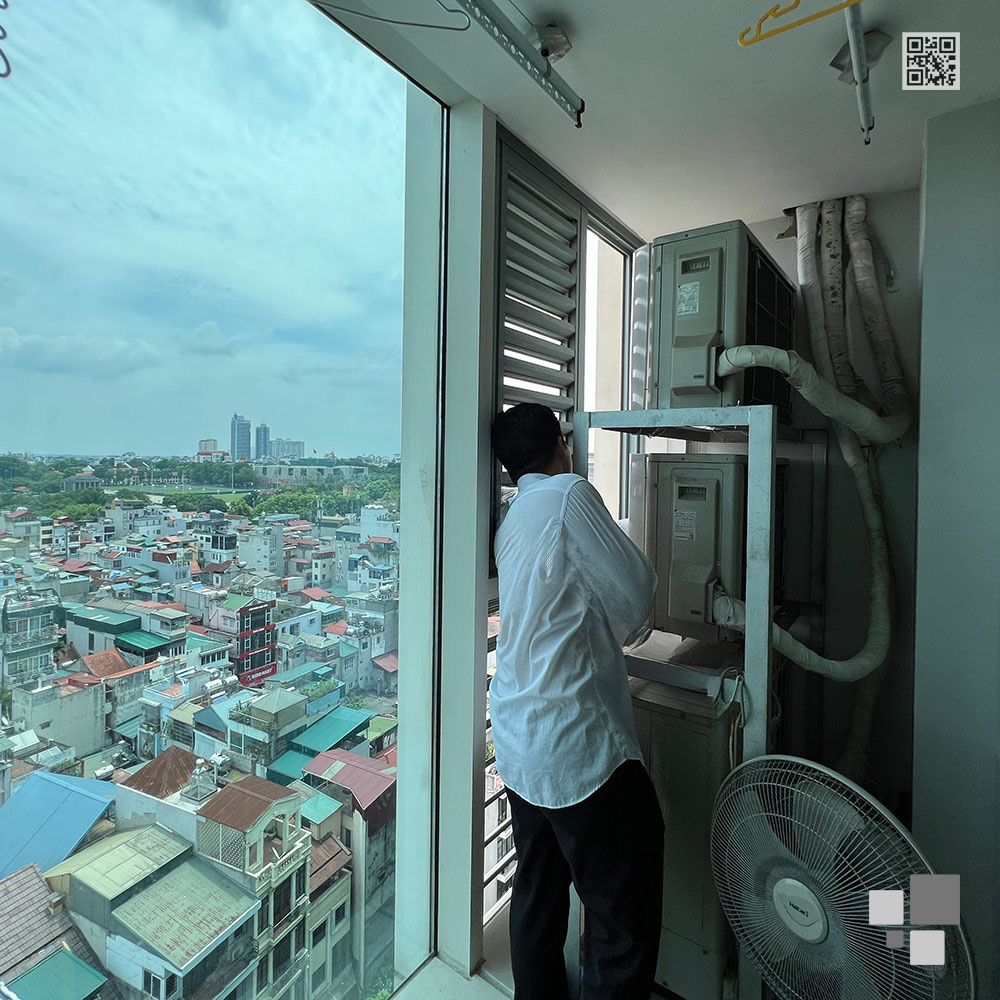 Hình ảnh khách hàng kiểm tra, nghiệm thu sau khi lắp đặt tấm chuyển hướng gió điều hoà