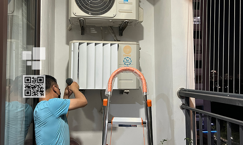 Kỹ thuật viên thi công lắp đặt chuyển hướng gió điều hoà tại Hà Đông